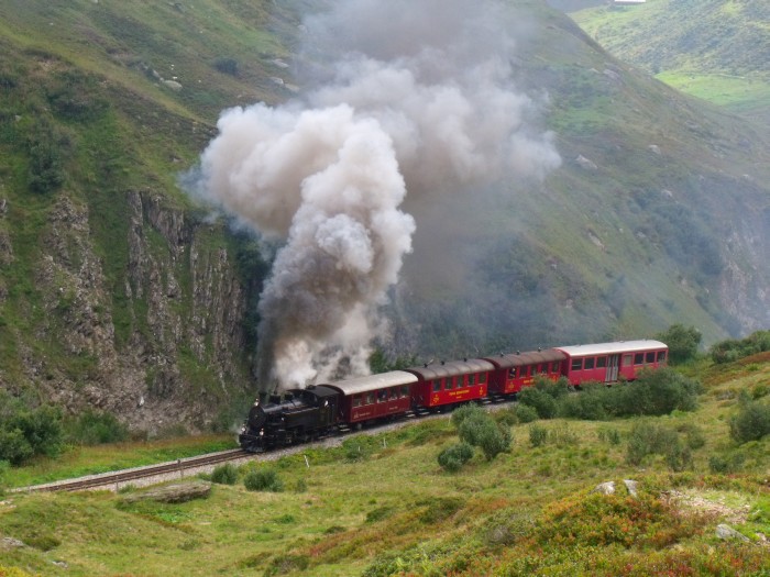 FO 4 mit Zug Realp -Gletsch, am Furkareusstal kurz vor der Steffenbachbrücke, um 11.28h am 23.08.2014