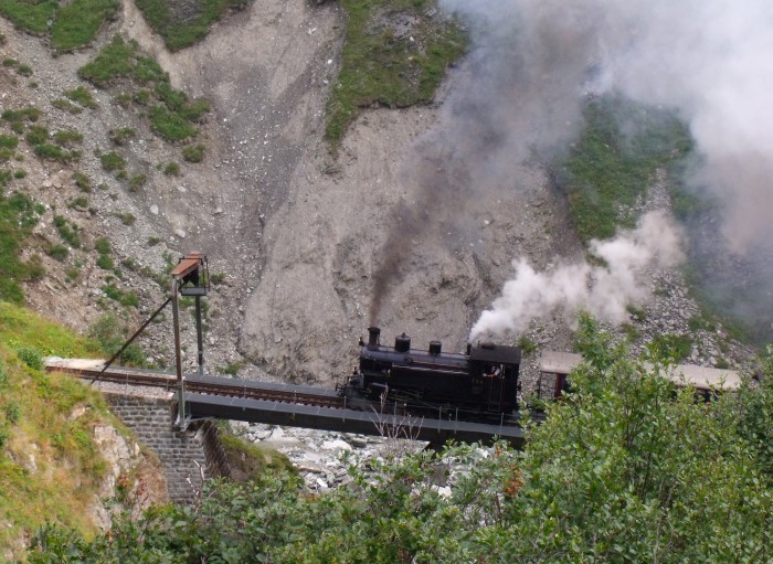 FO 4 mit Zug Realp ->Gletsch direkt auf der Steffenbachbrücke, um 11.28h am 23.08.2014