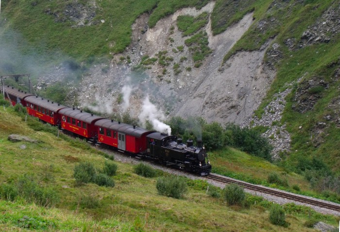 Die BFD 9 kommt mit dem Zug aus Oberwald Richtung Realp abwärts gefahren, fotografiert gleich unterhalb der Steffenbachbrücke, wie man ja deutlich sieht, um 12:24h am 23.08.2014
