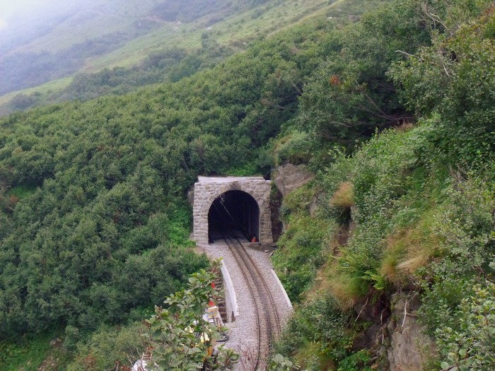 Das obere Portal des Alt Senntumstafeltunnels I, aus dem herausfahrend ich den nächsten bergfarenden Zug fotografieren wollte, um 14:30h am 23.08.2014
