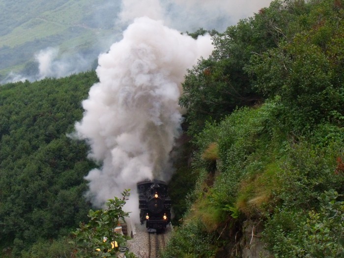 Lok BFD/FO 9 mit Zug Realp ->Oberwald gleich hinter dem obersten Alt Senntumstafeltunnel (der Nr. I), um 14:32h am 23.08.2014