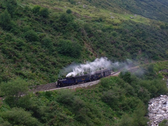 DFB 1 (= FO 1) mit Zug von Oberwald kommt bergab gefahren, am Furkareusstal oberhalb der Wilerbrücke, um 16:02h am 23.08.2014
