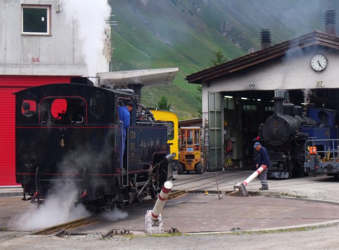 Nachdem die DFB 1 (= FO 1) auf ihrer Parkposition am Dampflokschuppen abgestellt ist, kann nun auch die FO 4 zum Grubengleis gedreht werden, um 17:23h am 23.08.2014