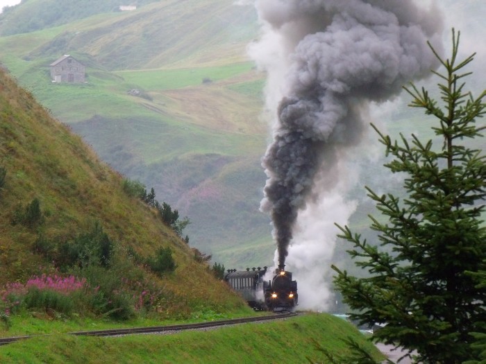 DFB 1 mit dem erstem Zug des Tages von Realp nach Oberwald beginnt den Aufstieg, nur wenige Meter hinter dem Start der Zahnstange im Gleis, um 10:24h am 24.08.2014