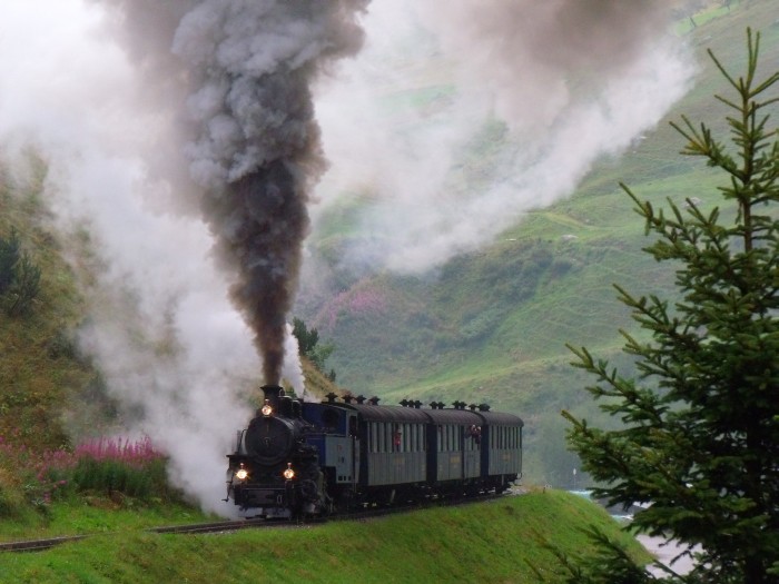 DFB 1 mit dem erstem Zug des Tages von Realp nach Oberwald beginnt den Aufstieg, nur wenige Meter hinter dem Start der Zahnstange im Gleis, um 10:24h am 24.08.2014