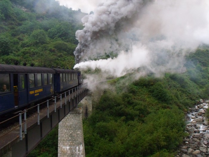 DFB 1 mit dem erstem Zug des Tages von Realp nach Oberwald auf der Wilerbrücke, um 10:24h am 24.08.2014