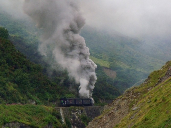 DFB 1 mit dem erstem Zug des Tages von Realp nach Oberwald am Berghang des Furkareuss-Tales oberhalb der Wilerbrücke, um etwa 10:25h am 24.08.2014