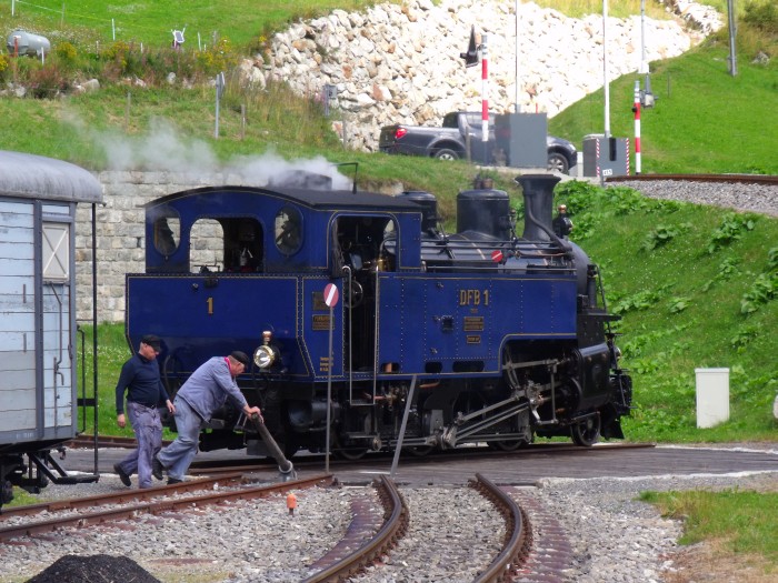 DFB 1 (= FO 1) wird im reinen Handbetrieb auch in Oberwald gedreht, was erstaunlich gut mit 2 Personen an den Hebeln funktioniert trotz der recht schweren Maschinen, Oberwald um 12:32h am 24.08.2014