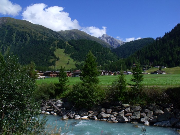 Ein typischer und schöner Blick bei klarem und fotogenen Wetter in die Alpen auf die Hungerberge und in Richtung Ortsteil Obergoms, vom Ufer der Rhone aus in Unterwassern, die hier aber noch nach örtlicher Mundart „Rotten“ heißt, um 14:22h am 24.08.2014