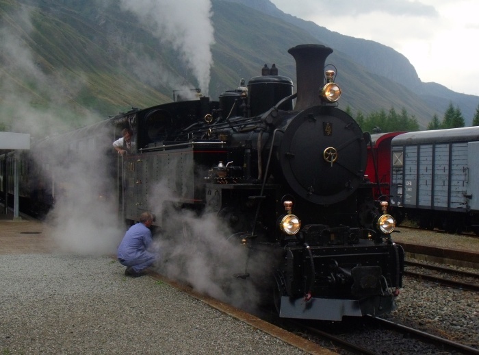 FO 4 vor dem ersten Zug Realp-Oberwald an diesem Wochenende am Bahnsteig im Bahnhof Realp, etwa um 9:45h am 14.08.2015