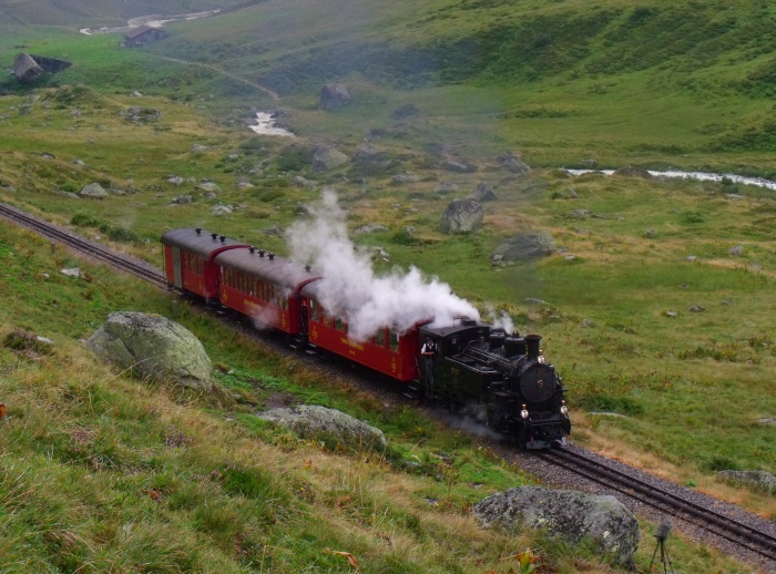 BFD 9 mit dem nachmittäglichen Zug von Realp nach Gletsch, im oberen Furkareusstal zwischen Steinstafelviadukt und Sidelenbach, um 14:52h am 15.08.2015