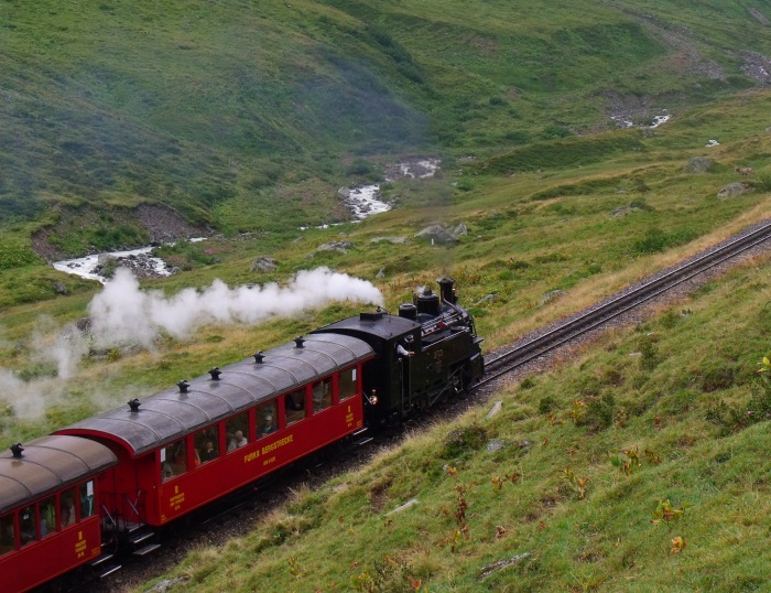BFD 9 mit dem nachmittäglichen Zug von Realp nach Gletsch, im oberen Furkareusstal zwischen Steinstafelviadukt und Sidelenbach, um 14:52h am 15.08.2015