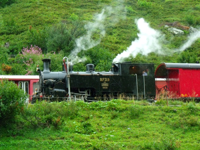 BFD 9 mit Zug von Oberwald abwärts nach Realp, beim kurzen Wasserhalt im Hp Tiefenbach, um 12:21h am 15.08.2015