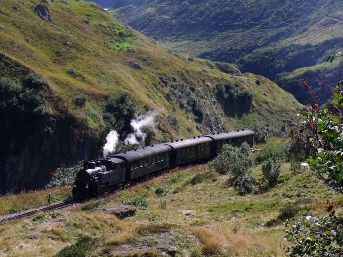 DFB 1 mit dem ersten Zug des Tages, fotografiert direkt vor dem Mikrofon kurz vor der Steffenbachschlucht, um 10:28h am 28.08.2015