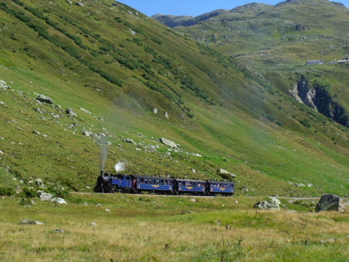 DFB 1 mit Zug Realp-Oberwald, im Tal der oberen Furkareuss etwa 500m oberhalb des Steinstafelviadukts, um 10:45h am 29.08.2015