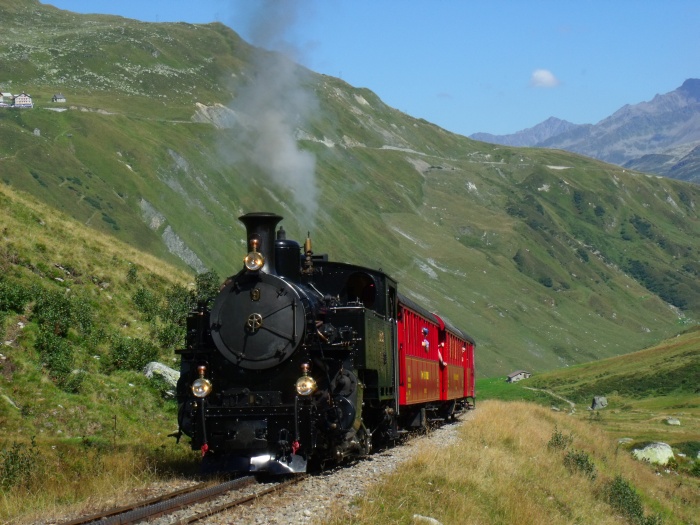 BFD 9 mit Zug Realp- Gletsch (-Oberwald), im Tal der oberen Furkareuss zwischen Steinstafel und Sidelenbach, um 14:44h am 29.08.2015
