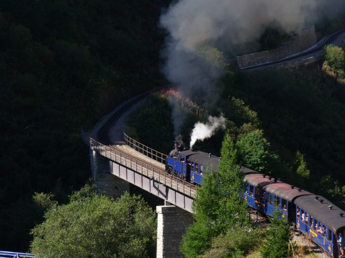 DFB 1 mit erstem Zug Realp→Oberwald des Tages, direkt auf der Wiler-Bahnbrücke hinter Realp, um 10:20h am 30.08.2015