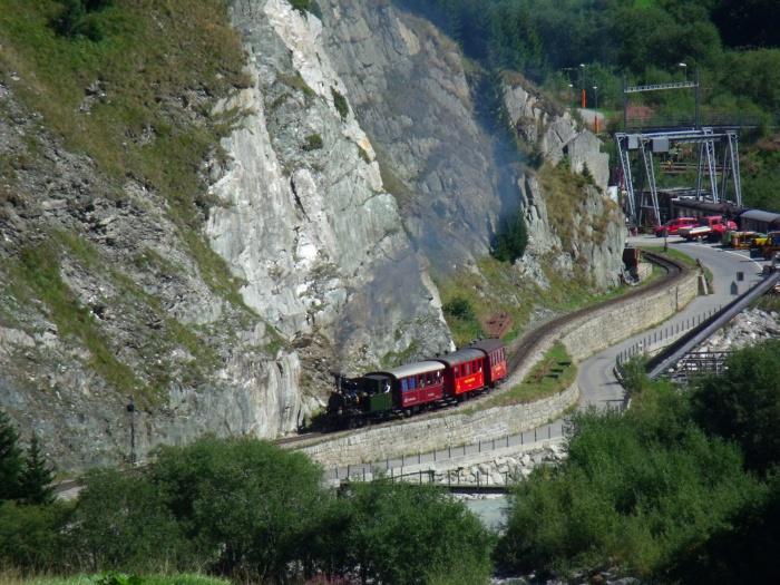 Lok 6 WEISSHORN mit Zug Realp-Gletsch, hinter dem Betriebswerk der DFB an der Felswand und der rauschenden Reuss, um 11:22h am 30.08.2015