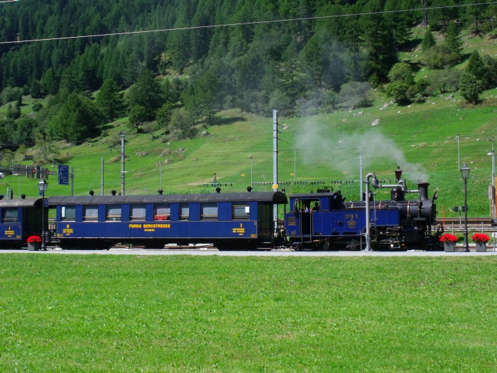 DFB 1 bereits vor dem Zug von Oberwald zurück nach Realp schon am Bahnsteig im Bahnhof Oberwald bereit gestellt, um 13:07h am 30.08.2015