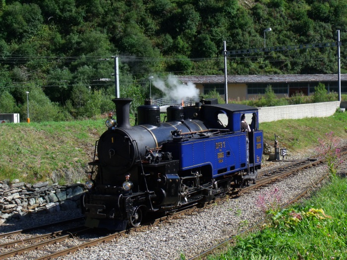DFB 1 fährt rückwärts Richtung Bw, Bahnhof Realp um 16:10h am 30.08.2015