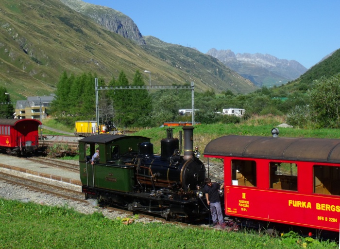 Lok 6 WEISSHORN drückt einige Minuten nach der Ankunft im Bahnhof Realp den Zug zurück hoch auf das Streckengleis, um 16:52h am 30.08.2015
