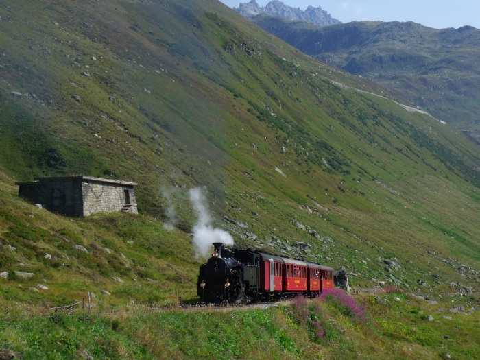 B.F.D. 9 vor dem ersten Zug (Nr.133) Realp-Oberwald unterhalb vom Bahnhof Furka, um 10:55h am 25.08.2017