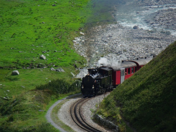 B.F.D. 9 mit Zug Nr.133 nach Oberwald, in den Kurven des Reuss-Tals hinter Tiefenbach, um 10:47h am 25.08.2017