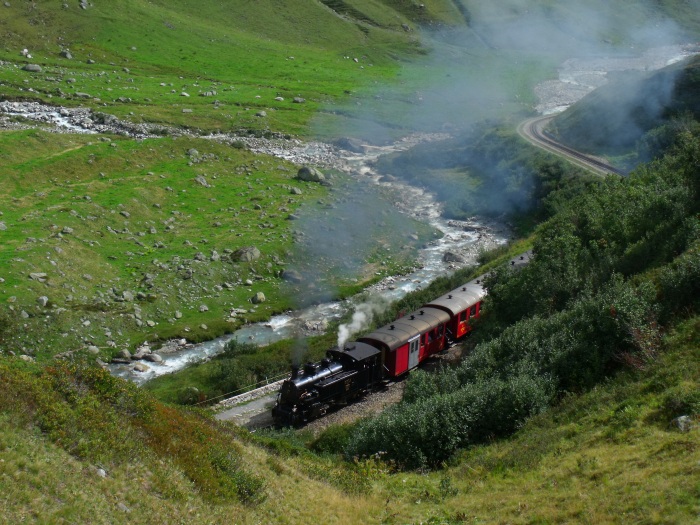 B.F.D. 9 mit Zug Nr.133 nach Oberwald, in den Kurven des Reuss-Tals hinter Tiefenbach, um 10:47h am 25.08.2017