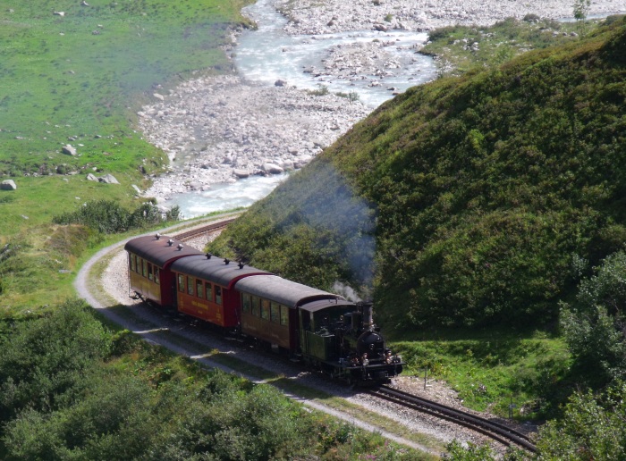 Lok 6 mit Zug Nr.139 nach Gletsch, in den Kurven oberhalb vom Haltepunkt Tiefenbach, um 11:54h am 26.08.2017