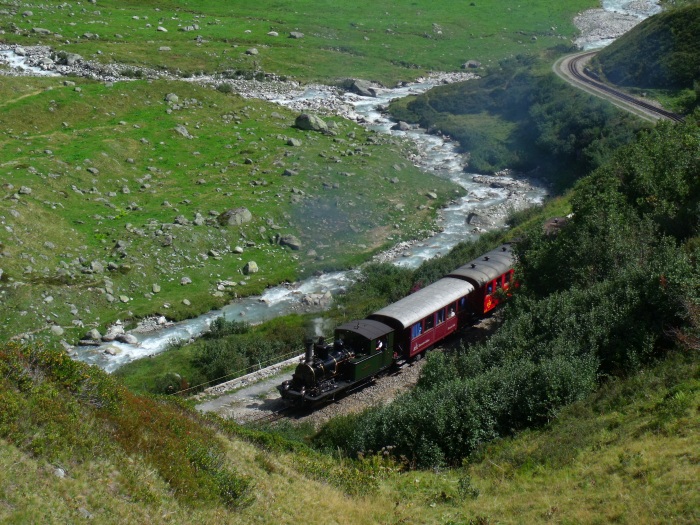 Lok 6 mit Zug Nr.139 nach Gletsch, in den Kurven oberhalb vom Haltepunkt Tiefenbach, um 11:54h am 26.08.2017