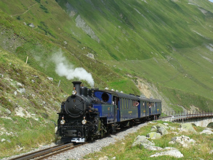 DFB 1 mit Zug Nr.157 von Realp nach Oberwald kurz hinterm Steinstafelviadukt, um 14:55h am 26.08.2017