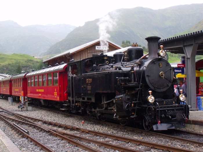 B.F.D. 9 ist soeben mit Zug158 aus Oberwald im unangnehmen, anhaltenden Regen im Bahnhof Realp eingetroffen, um 16:06h am 27.08.2017