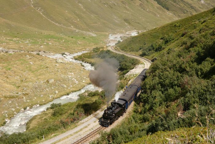 Lok FO 4 mit Zug Nr.157 in den Kurven im Reuss-Tal hinter Bahnhof Tiefenbach und vor dem Steinstafel-Viadukt, um 14:48h am 11.08.2022