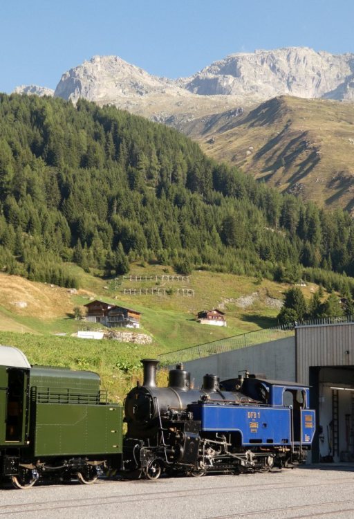 HG3/4 DFB 1 (ex B.F.D 1, ex FO 1) ausgestellt neben der Dampfschneeschleuder und vor der neuen großen Wagenhalle in Realp, um 8:57h am 12.08.2022