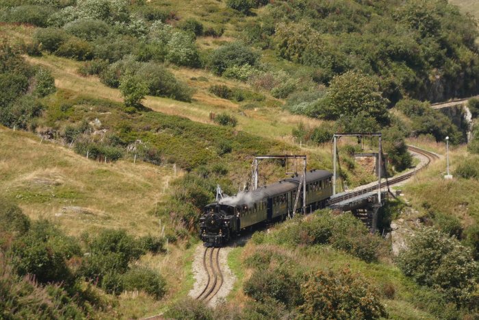 FO 4</span>  mit Zug 134 nach Realp abwärts fahrend auf der Steffenbacbrücke fotografiert, um 12:48h am 12.08.2022