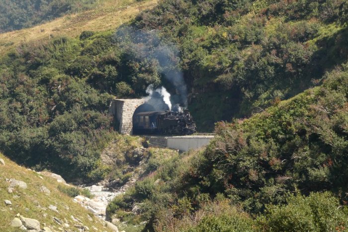 FO 4 kommt mit Zug 157 (→Oberwald) aus dem Alt-Senntumstafel-Tunnel II heraus bergauf gefahren, um 14:34h am 12.08.2022
