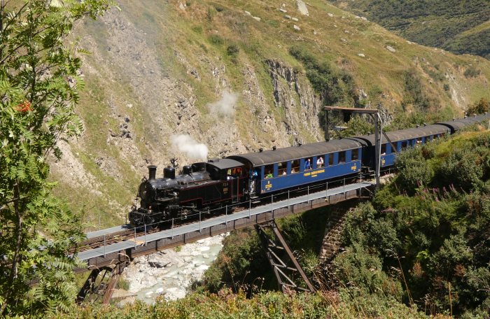 FO 4 mit Zug 157 (→Oberwald) auf der Steffenbachbrücke, um 14:35h am 12.08.2022