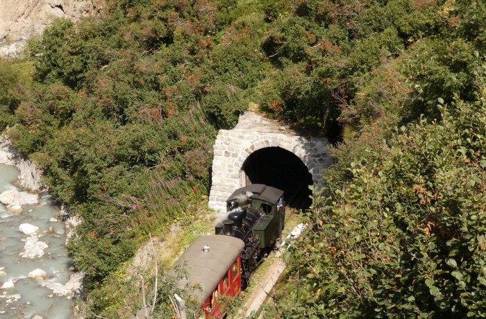 Lok 704 Tv vor dem Zug Nr.154 Richtung Realp am oberen Tunnelportal Alt-Senntumstafel-Tunnel III, um 15:44h am 12.08.2022