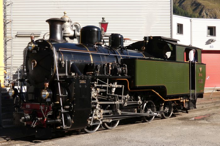 Lok 704 DFB steht schon bereit für den ersten Zug in der Remise Realp vor dem Diesellok-Schuppen, um 9:10h am 13.08.2022
