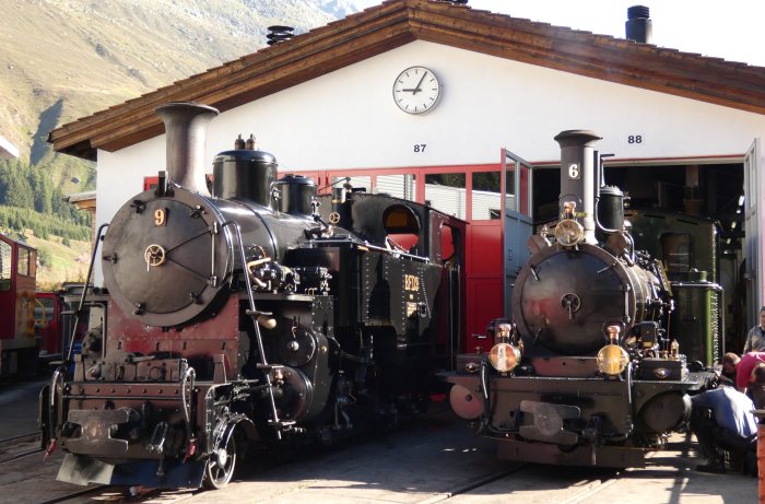 Die soeben aus dem Schuppen geholte HG2/3 WEISSHORN neben der B.F.D. 9 im Bw Realp, um 9:05h am 13.08.2022