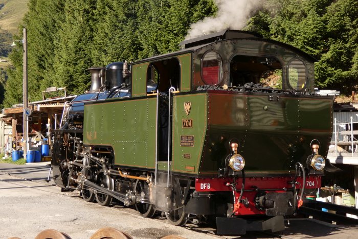 704 DFB neben dem Lokbehandlungs-Stand in der Remise Realp, um 9:10h am 13.08.2022