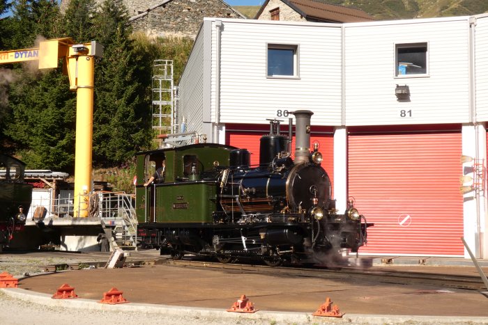 HG2/3 WEISSHORN fährt rüpckwärts in die Lok-Behandlungsanlage im Bw Realp, um 9:10h am 13.08.2022