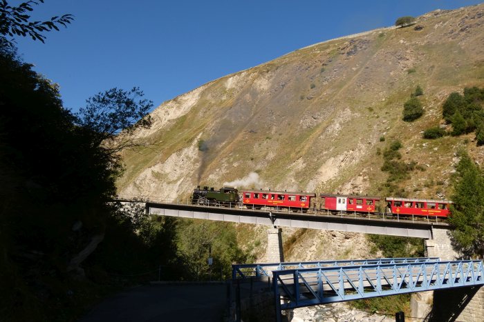 704  mit Zug Nr.133 Realp->Oberwald auf der Wilerbrücke, um 10:28h am 13.08.2022