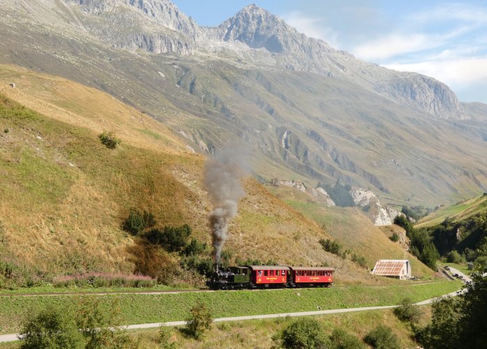 HG2/3 ex VZ Nr.6 WEISSHORN mit Sonderzug Realp->Tiefenbach auf dem Bahndamm am Nordhang vor den Wilerbrücken, um 10:51h am 13.08.2022
