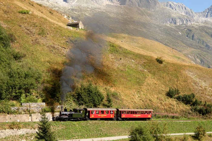 HG2/3 ex VZ Nr.6 WEISSHORN mit Sonderzug Realp->Tiefenbach auf dem Bahndamm am Nordhang vor den Wilerbrücken, um 10:51h am 13.08.2022