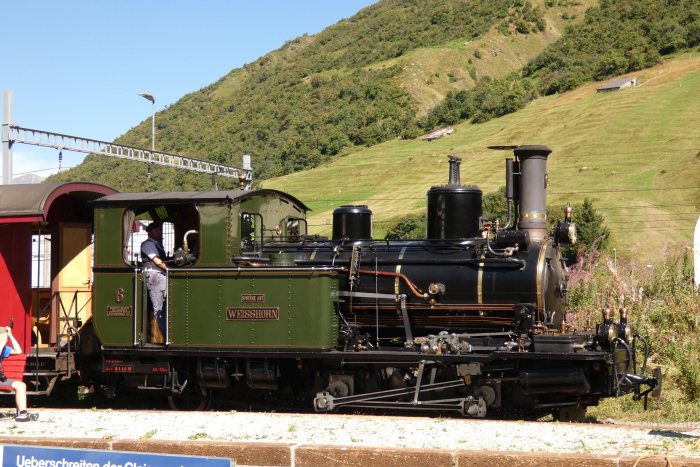 Nr.6 WEISSHORN wartet im DFB-Bahnhof Realp auf dem hintersten Bahnsteiggleis bis der Weg ins Bw frei ist, fotografiert um 15:54h am 13.08.2022
