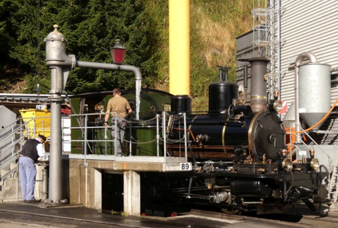 Nr.6 WEISSHORN erhält Wasser in der Lokbehandlungsanlage Bw Realp, um 9:19h am 14.08.2022