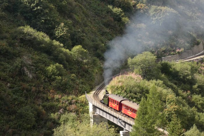 Nr.6 WEISSHORN mit 2-Wagen-Sonderzug nach Tiefenbach auf der Wilerbrücke über die Reuss, um 10:46h am 14.08.2022
