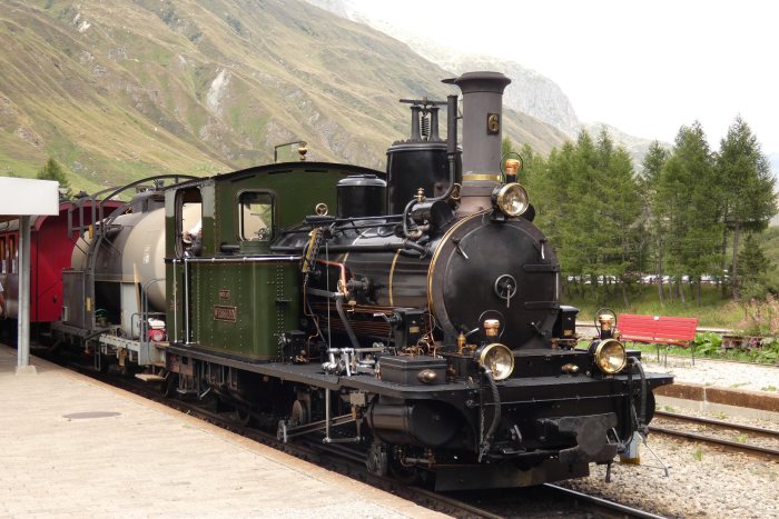Nr.6 WEISSHORN vor Kesselwagen und Sonderzug am Bahnsteig in Realp, um 15:45h am 14.08.2022