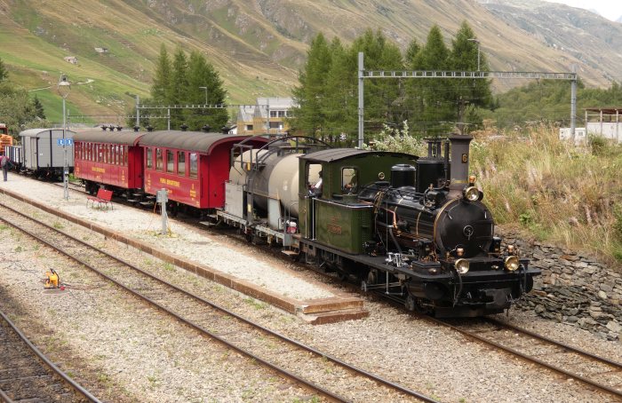Nr.6 WEISSHORN vor Kesselwagen und Sonderzug am hinteren Bahnsteig in Realp, um 15:49h am 14.08.2022